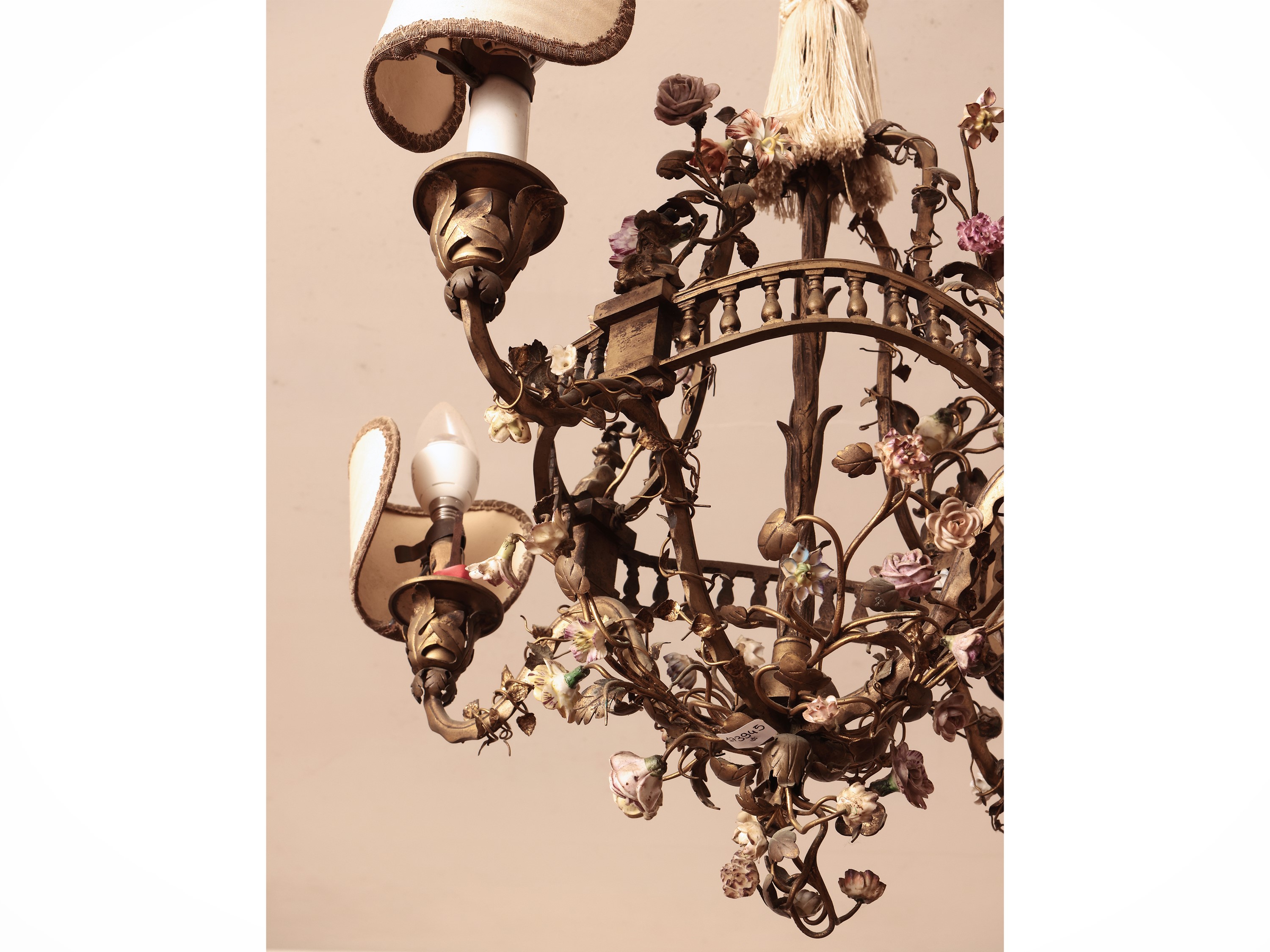 Lampadario in Metallo Dorato e Ceramica Policroma