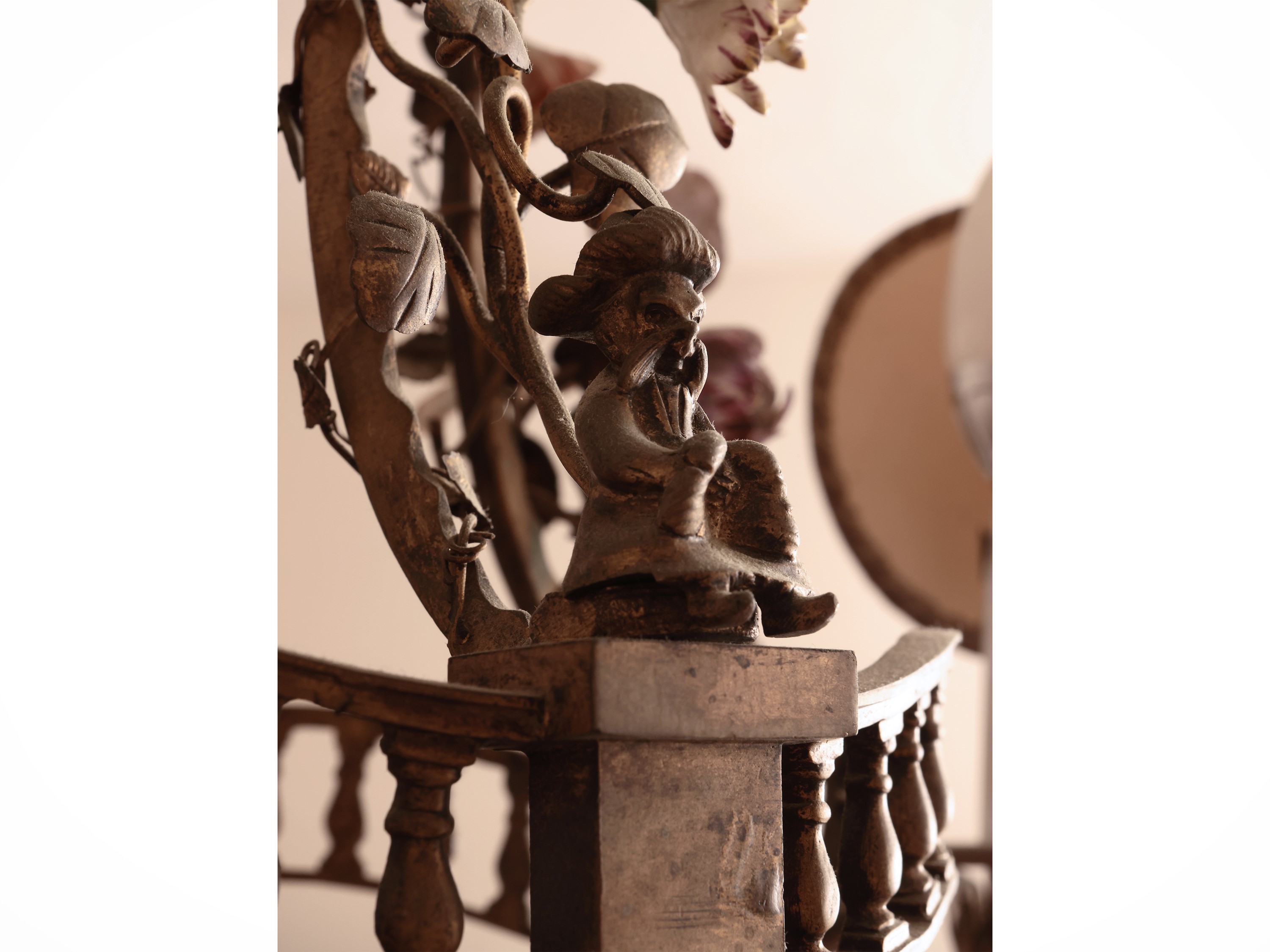 Lampadario in Metallo Dorato e Ceramica Policroma