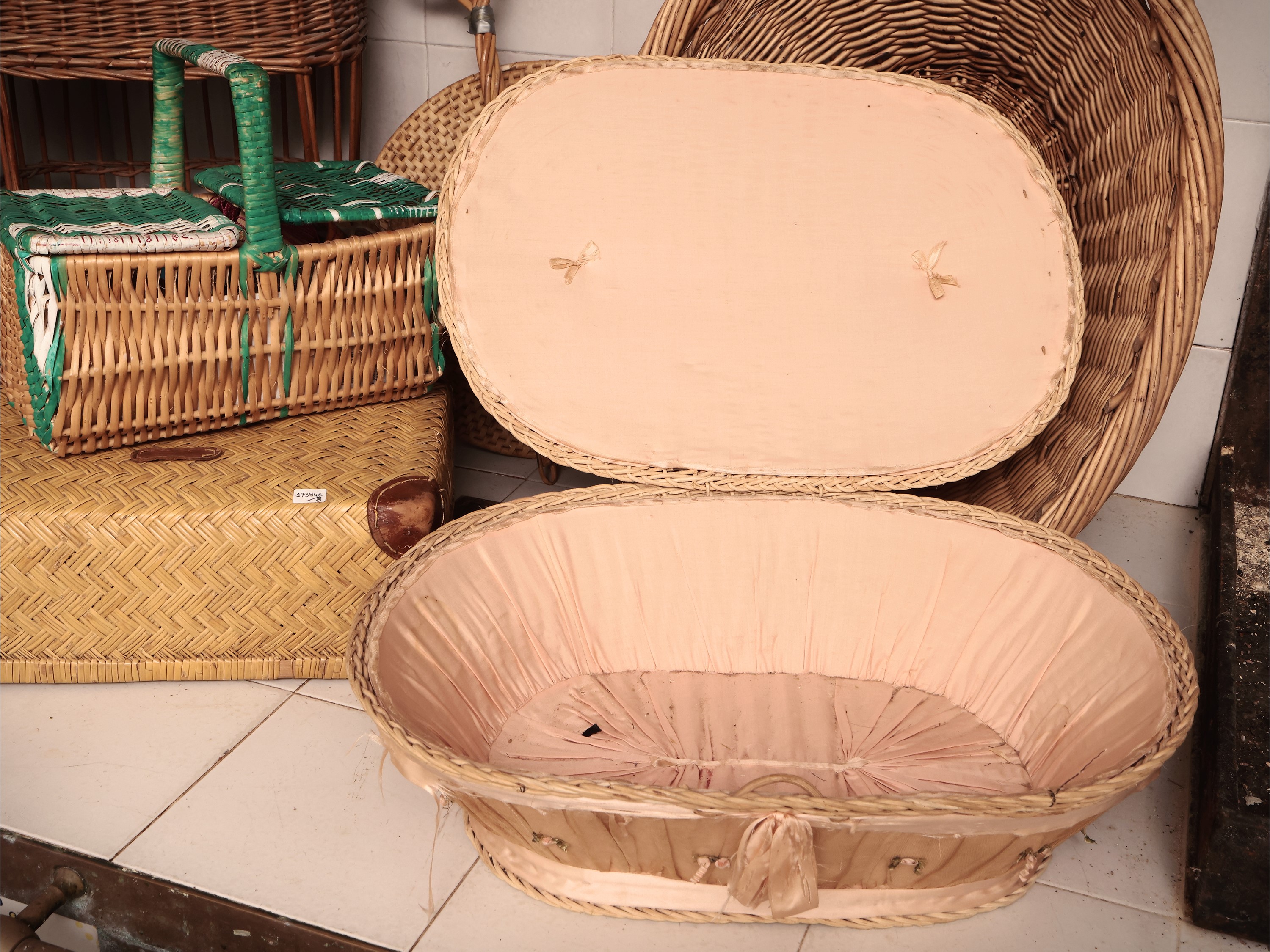 Assortimento di Ceste in Vimini e Paglia