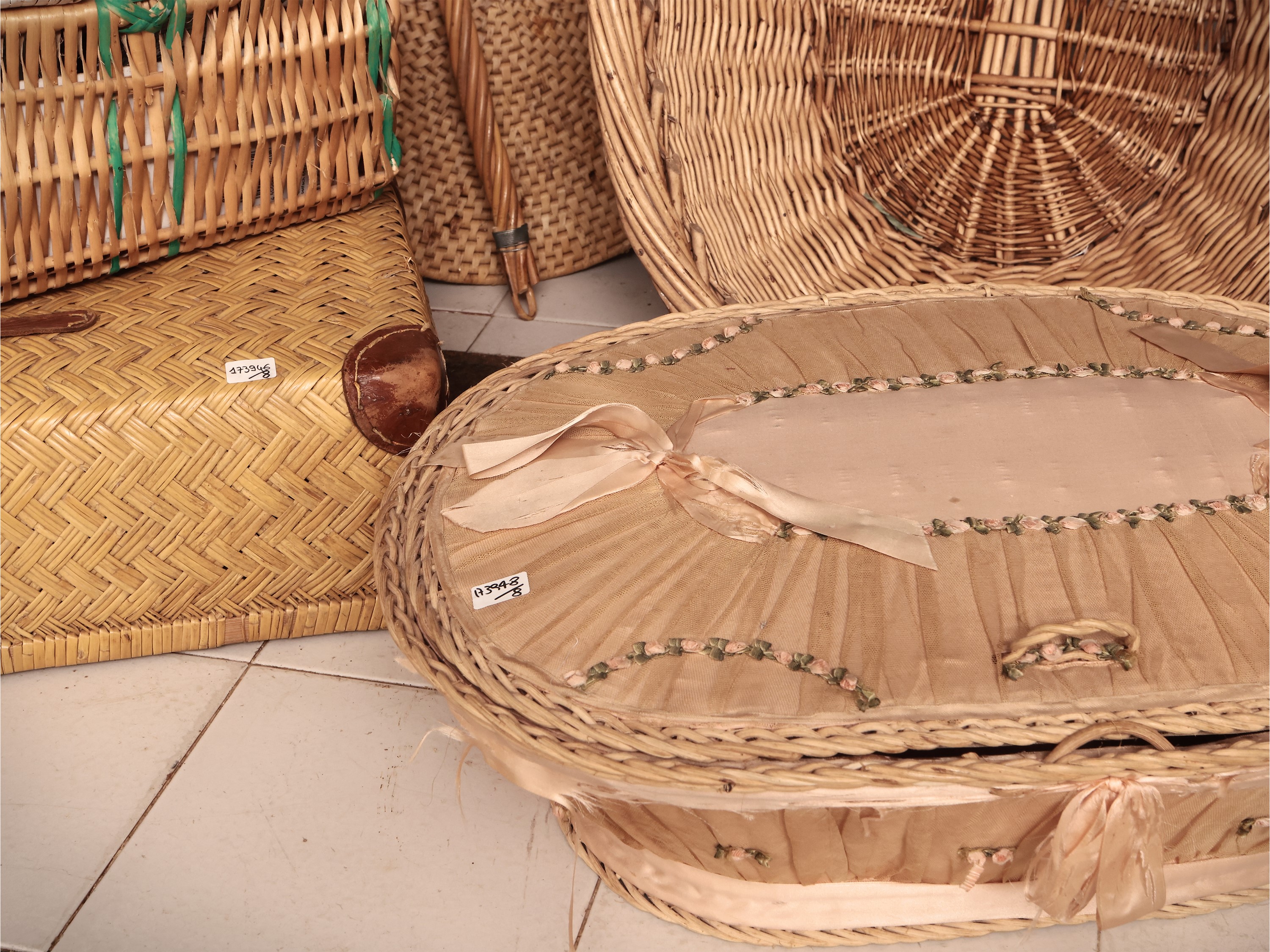 Assortimento di Ceste in Vimini e Paglia