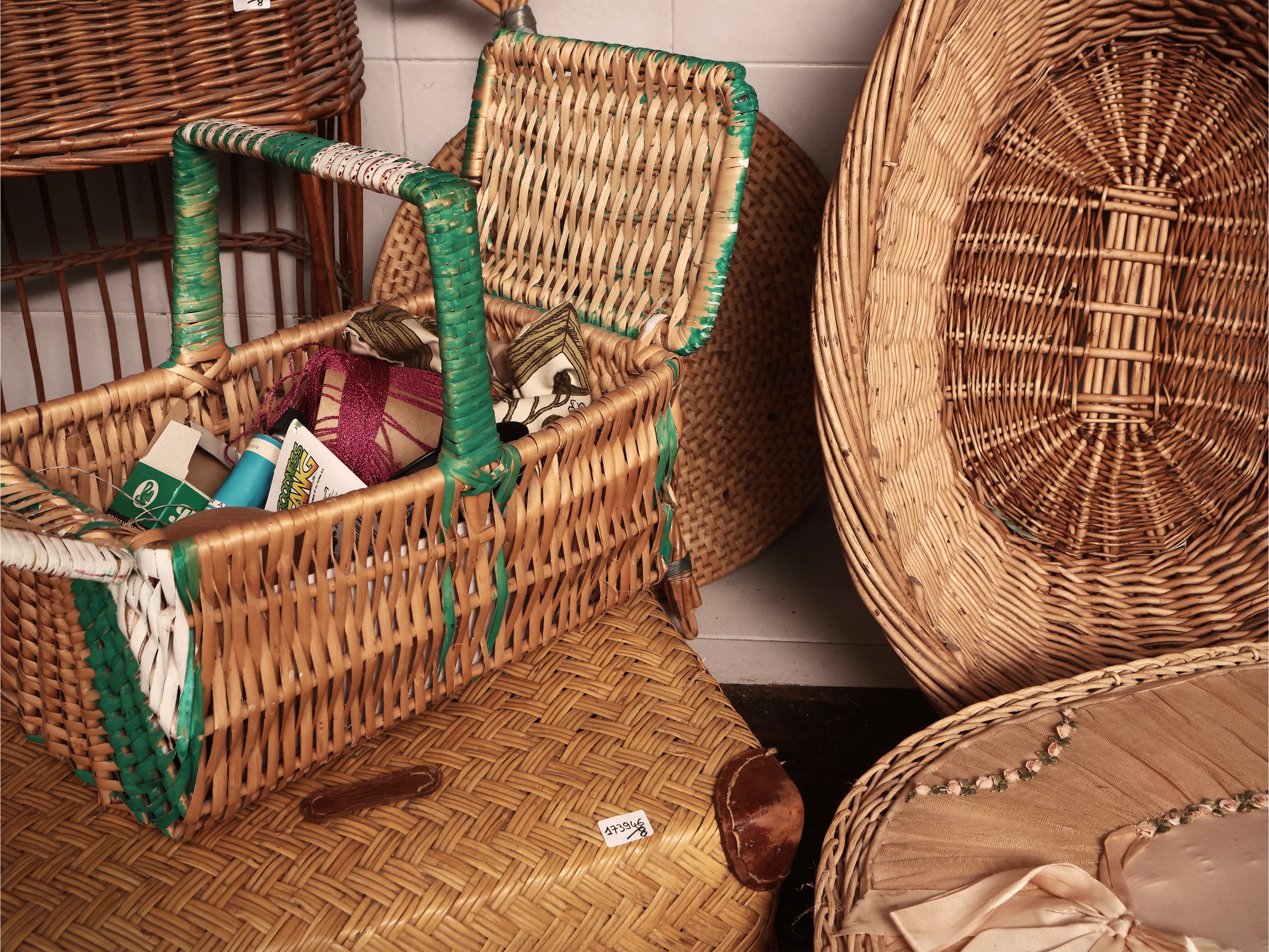 Assortimento di Ceste in Vimini e Paglia