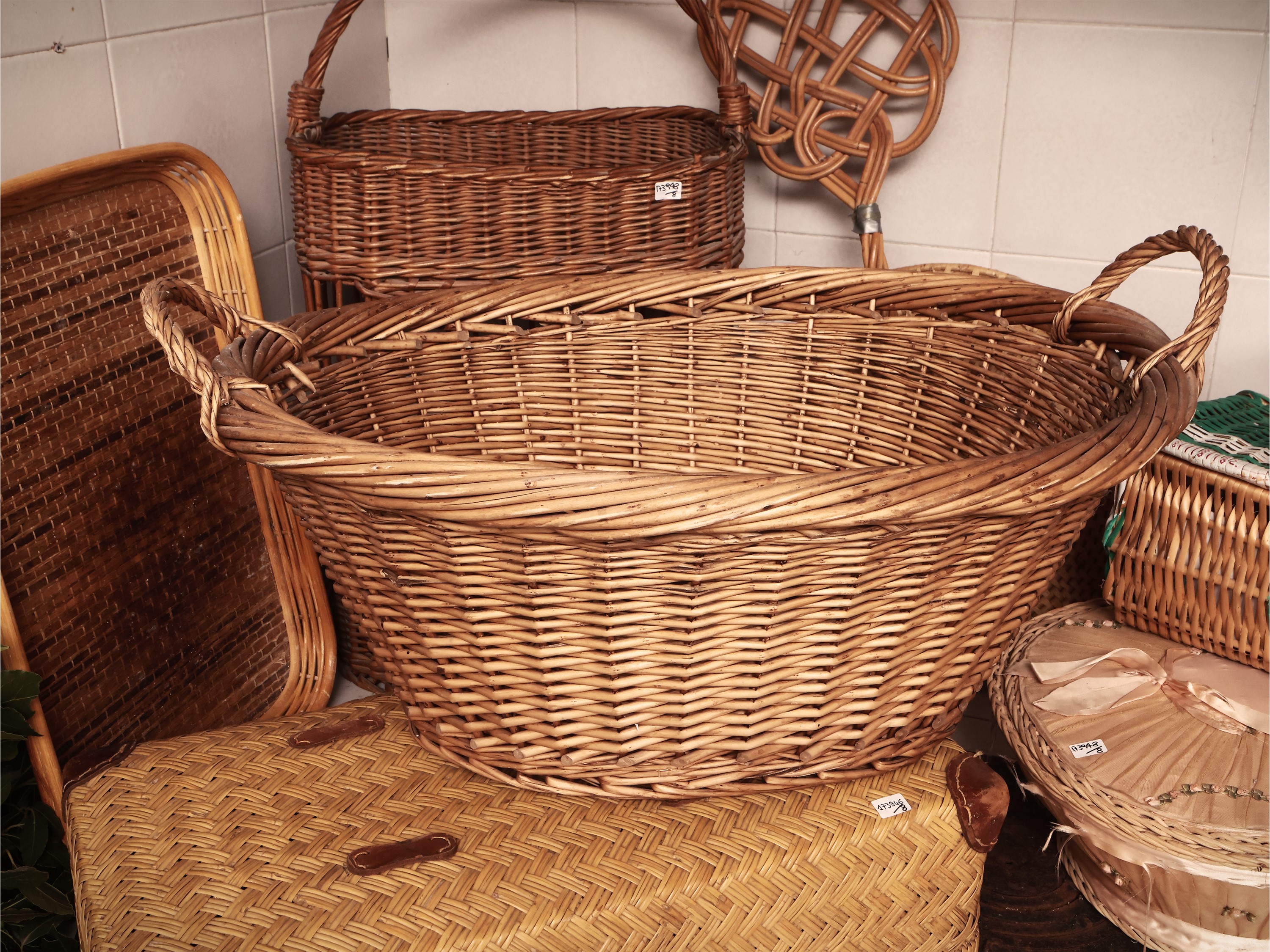 Assortimento di Ceste in Vimini e Paglia