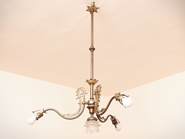 Grande lampadario in metallo dorato