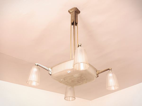Lampadario in ottone e vetro pressato satinato di gusto Art Decò
