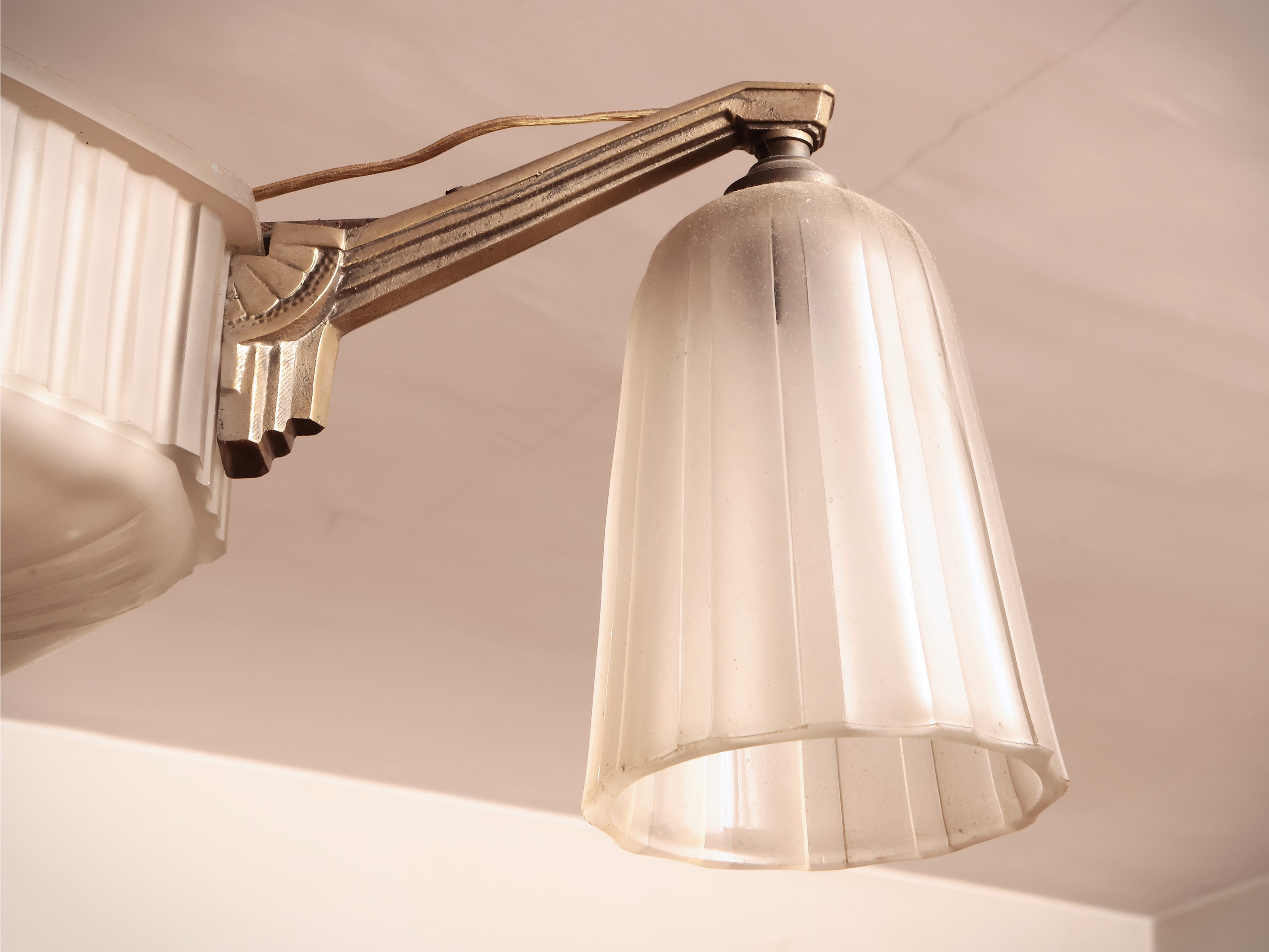 Lampadario in Ottone e Vetro Pressato Satinato di Gusto Art Decò