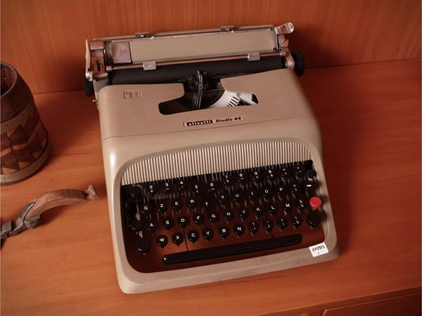 Macchina da scrivere Studio 44, Olivetti