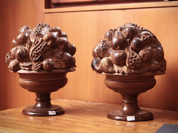 Coppia di trionfi in legno intagliato e dorato