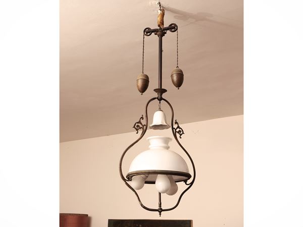 Lampadario in ferro battuto e vetro lattimo