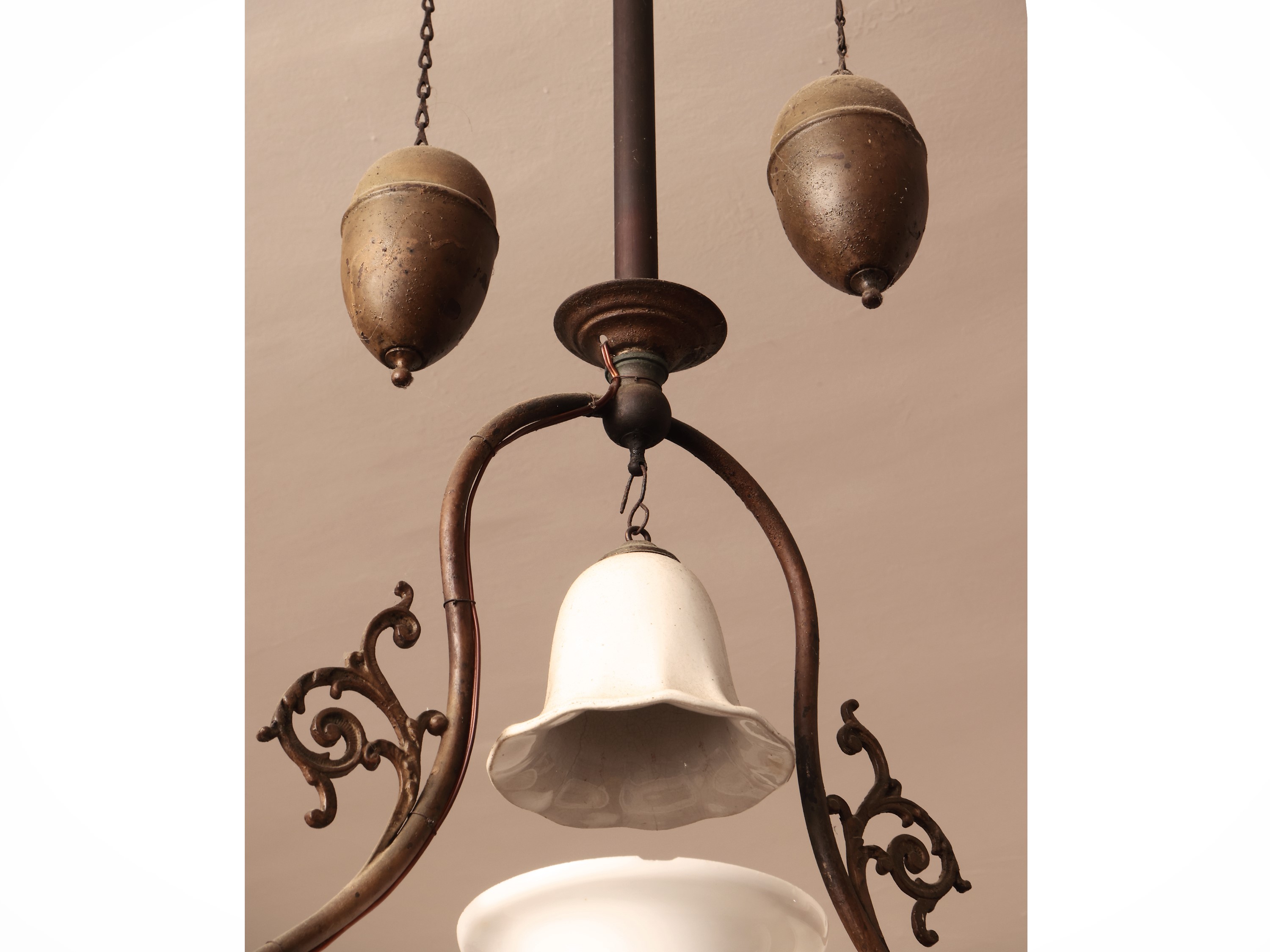 Lampadario in Ferro Battuto e Vetro Lattimo