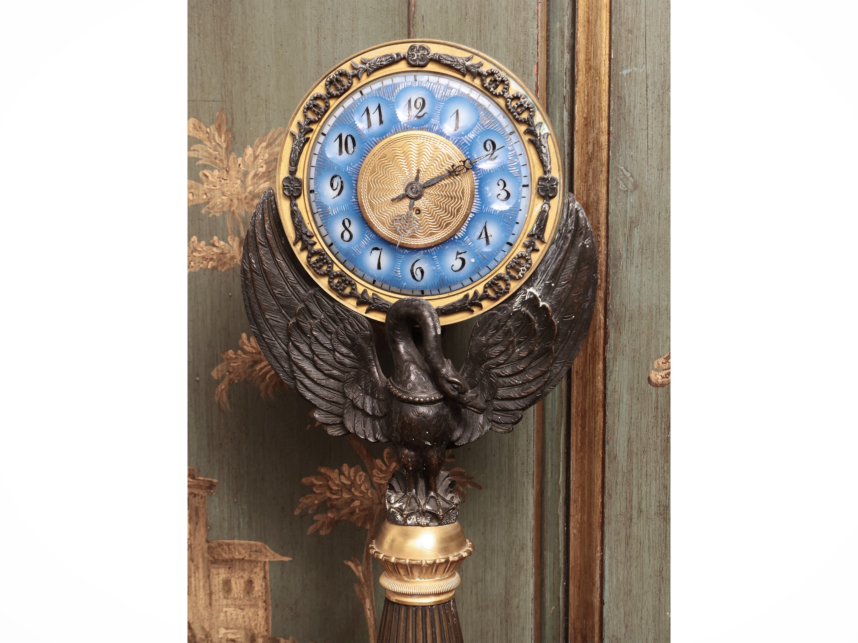 Orologio notturno in bronzo patinato e dorato