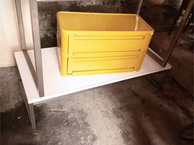 Tavolo da caffè, laminato bianco e base in acciaio cromato, Anni Settanta
