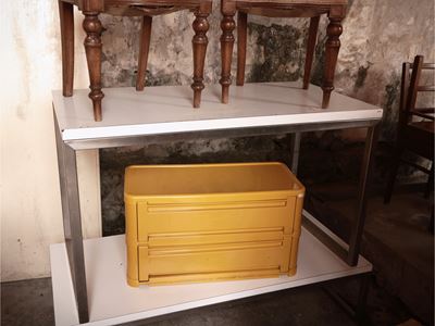 Tavolo da pranzo, laminato bianco e base in acciaio cromato, anni Settanta