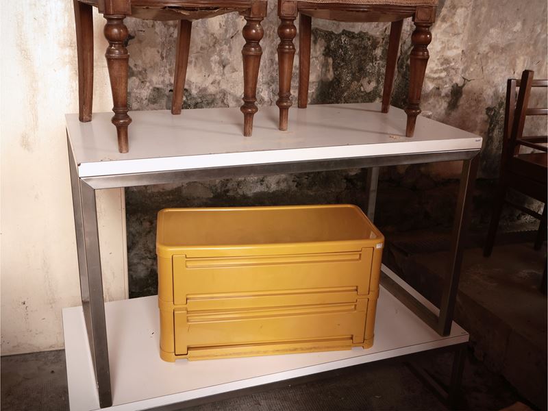 Tavolo da pranzo, laminato bianco e base in acciaio cromato, anni Settanta