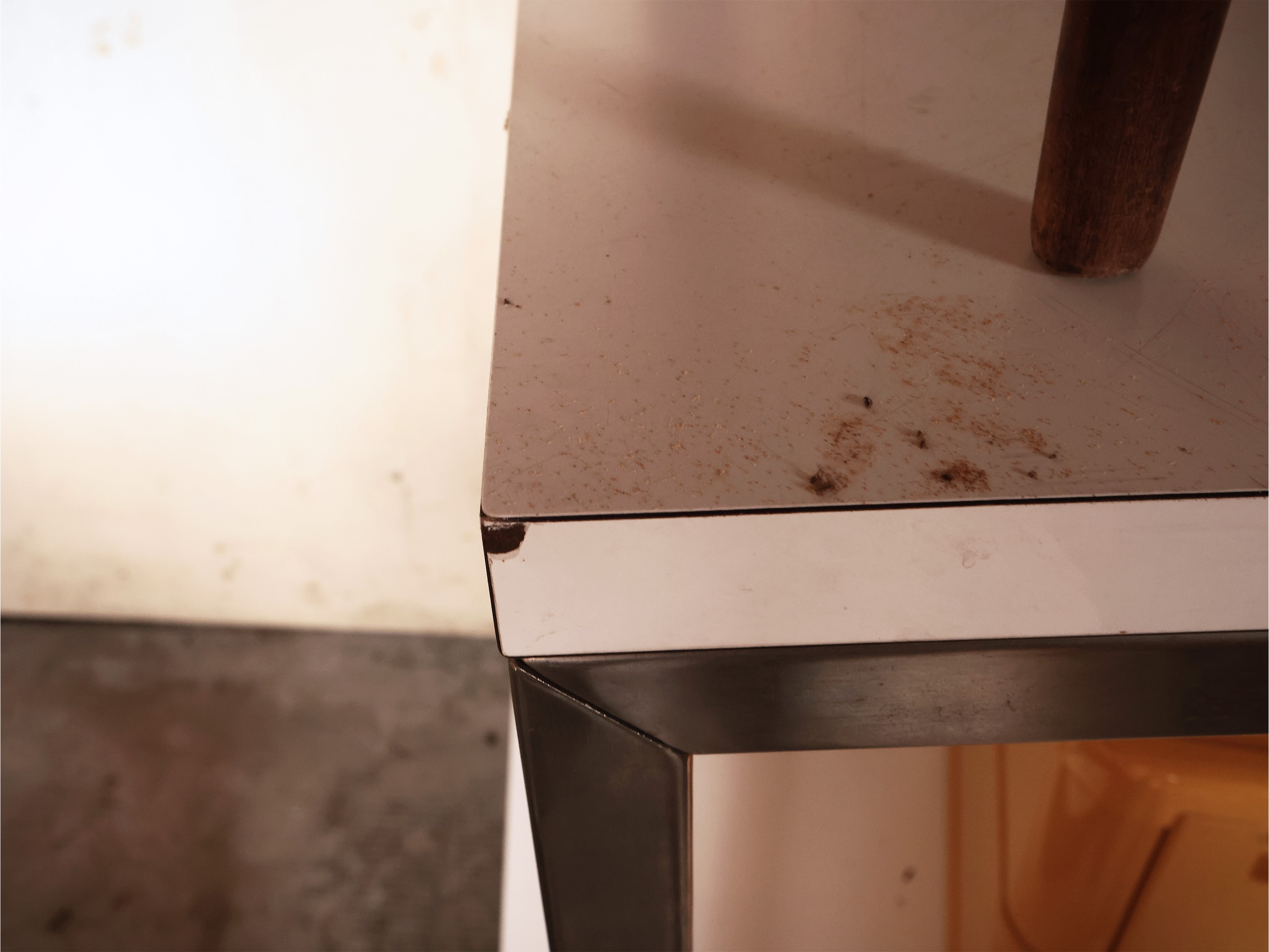 Tavolo da pranzo, laminato bianco e base in acciaio cromato, anni Settanta