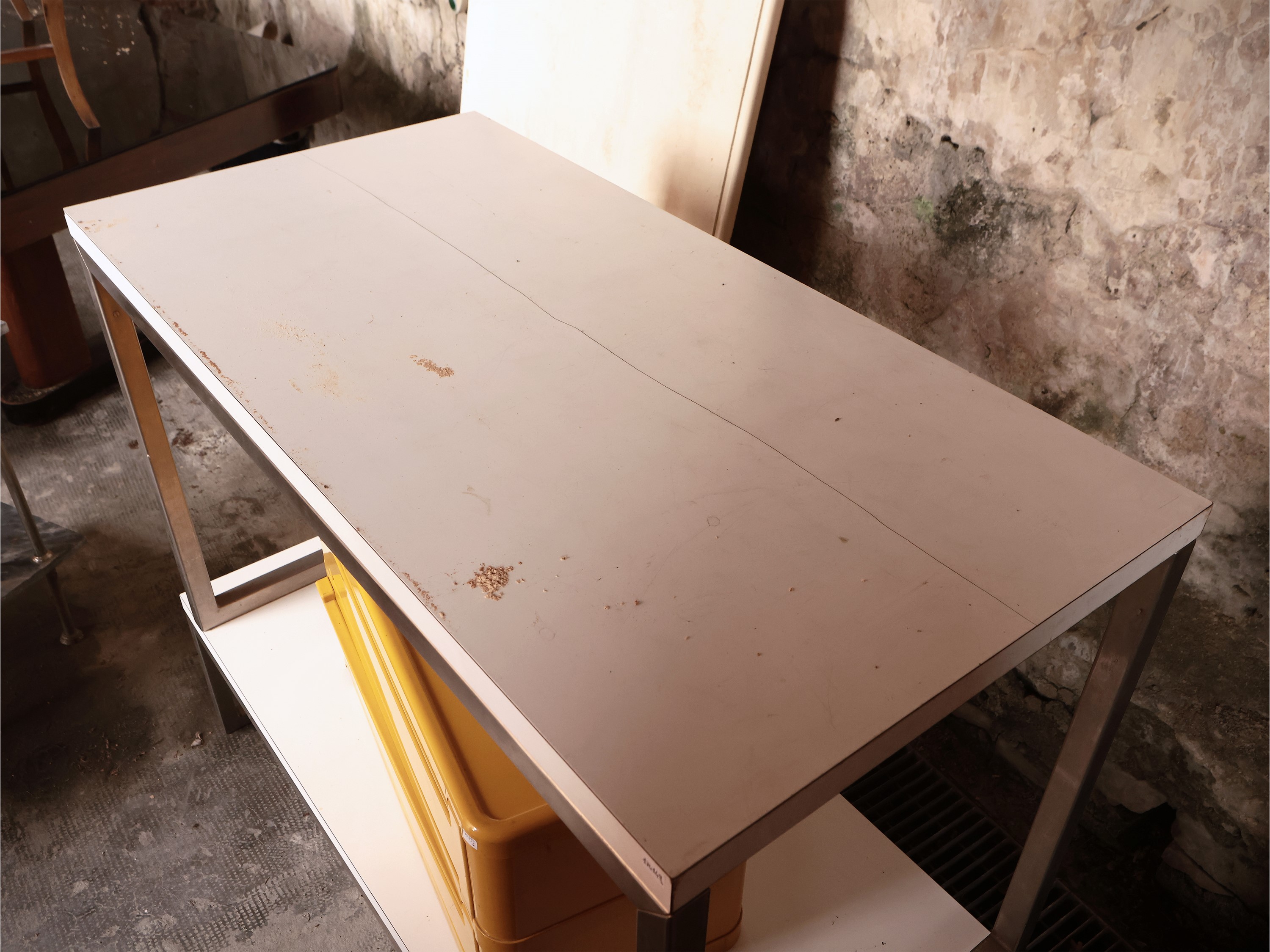 Tavolo da pranzo, laminato bianco e base in acciaio cromato, anni Settanta