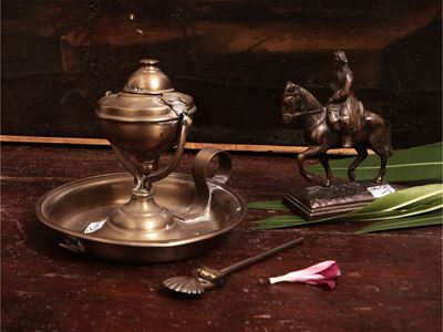 Lotto di curiosità: stoppiniera in metallo e scultura in bronzo di Napoleone Bonaparte