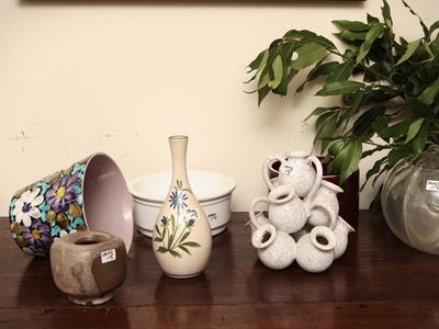 Assortimento di vasi e accessori per la casa in vetro e altri materiali
