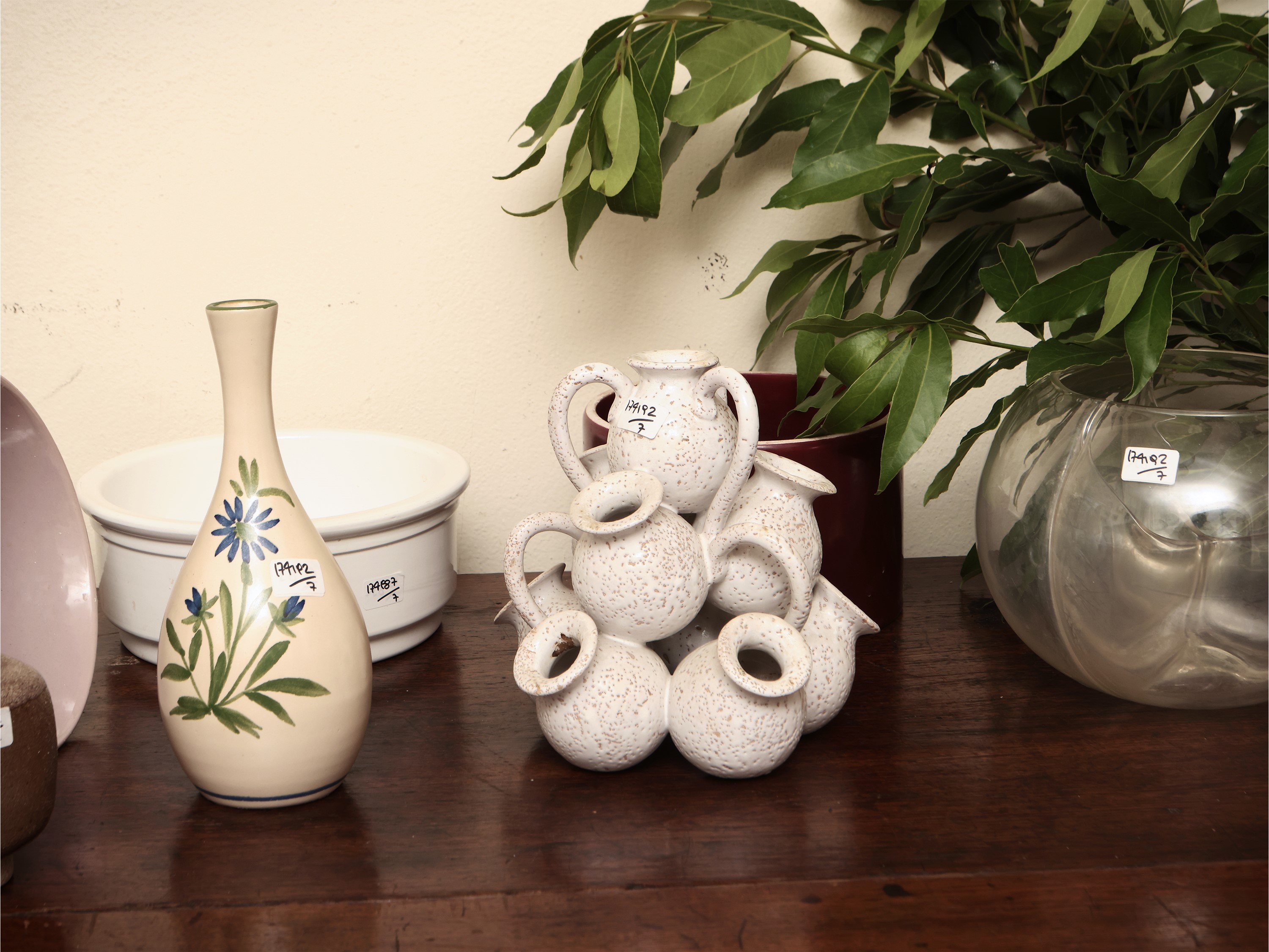 Assortimento di vasi e accessori per la casa in vetro e altri materiali