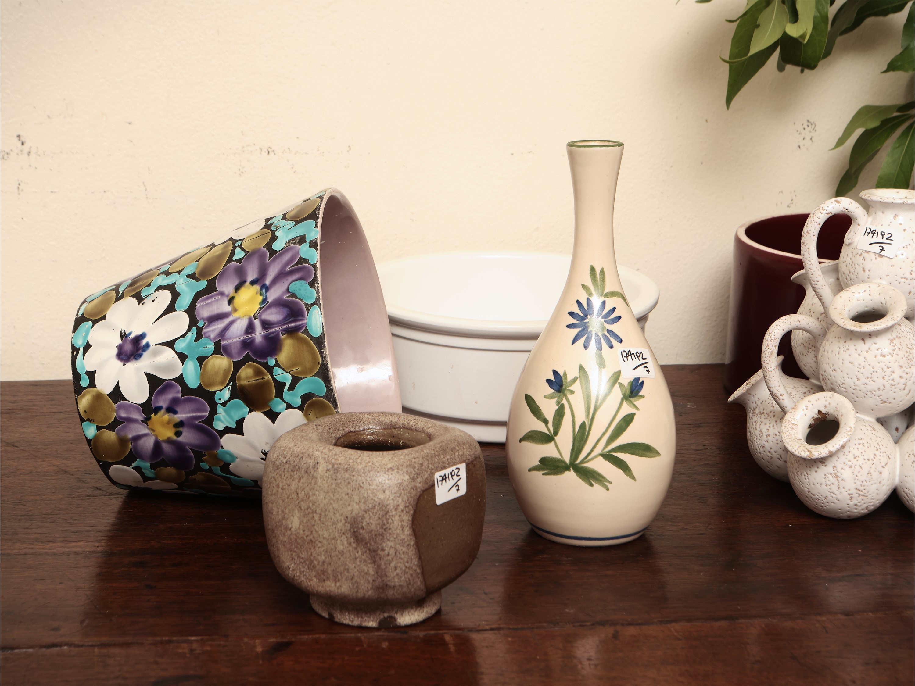 Assortimento di vasi e accessori per la casa in vetro e altri materiali