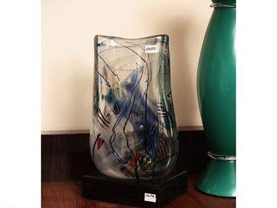 Vaso in vetro soffiato trasparente con inclusioni multicolore