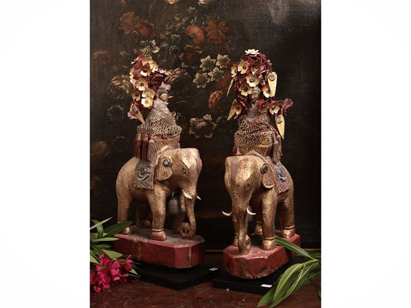 Coppia di sculture in legno dorato