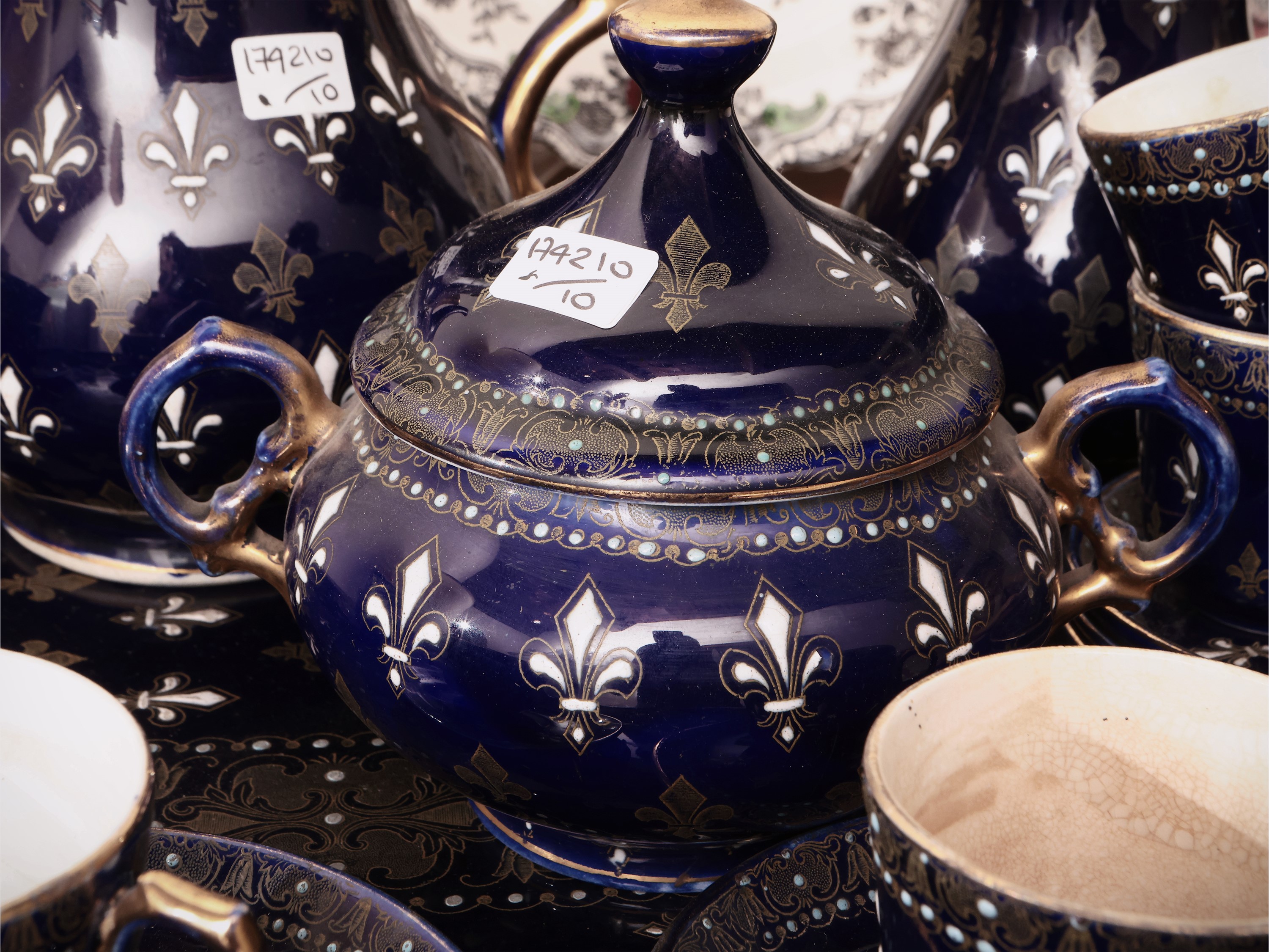 Società Ceramica Richard, Servizio da caffè in terraglia decorato con gigli di Francia