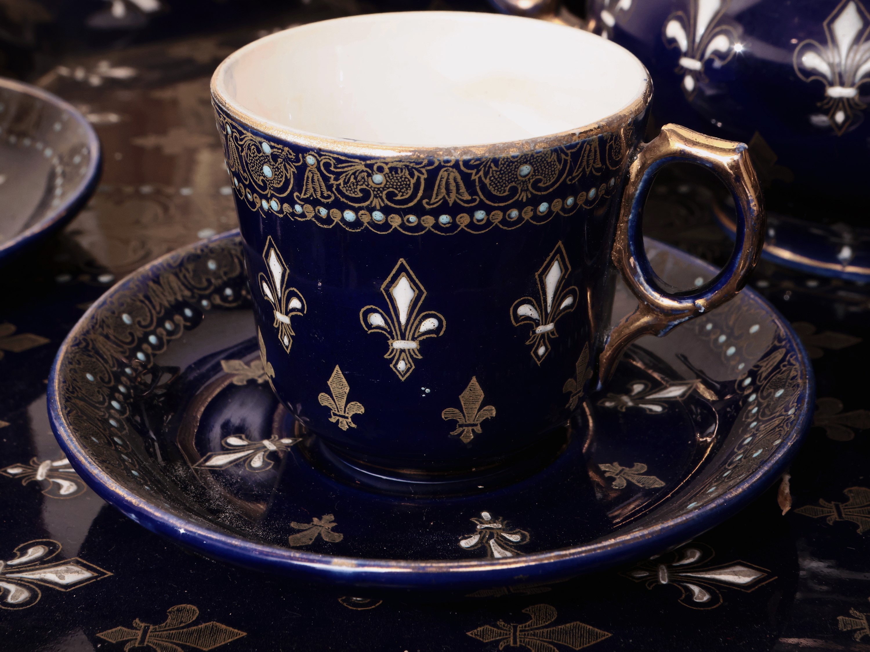 Società Ceramica Richard, Servizio da caffè in terraglia decorato con gigli di Francia