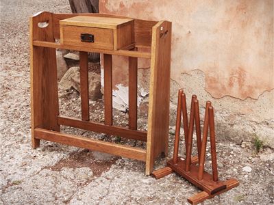 Due complementi di arredo in rovere, étagère portabastoni e porta stivali