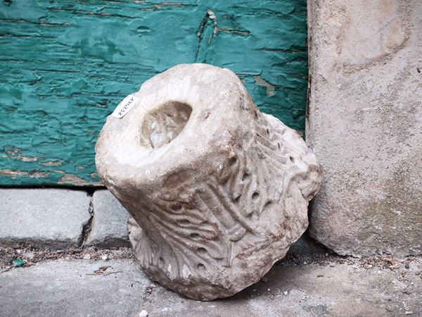 Frammento di antico capitello in marmo