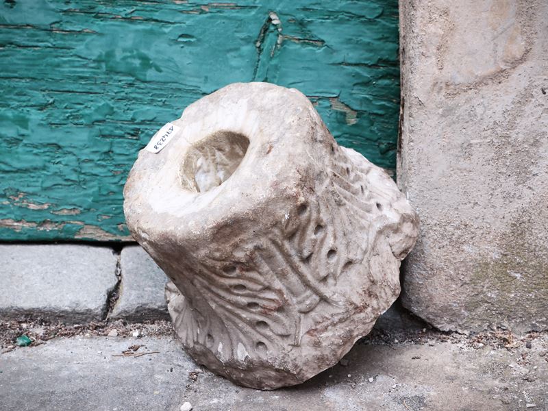 Frammento di Antico Capitello in Marmo