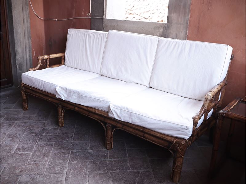 Esemble da veranda o giardino in bambù, composto da divano a tre posti e tavolini