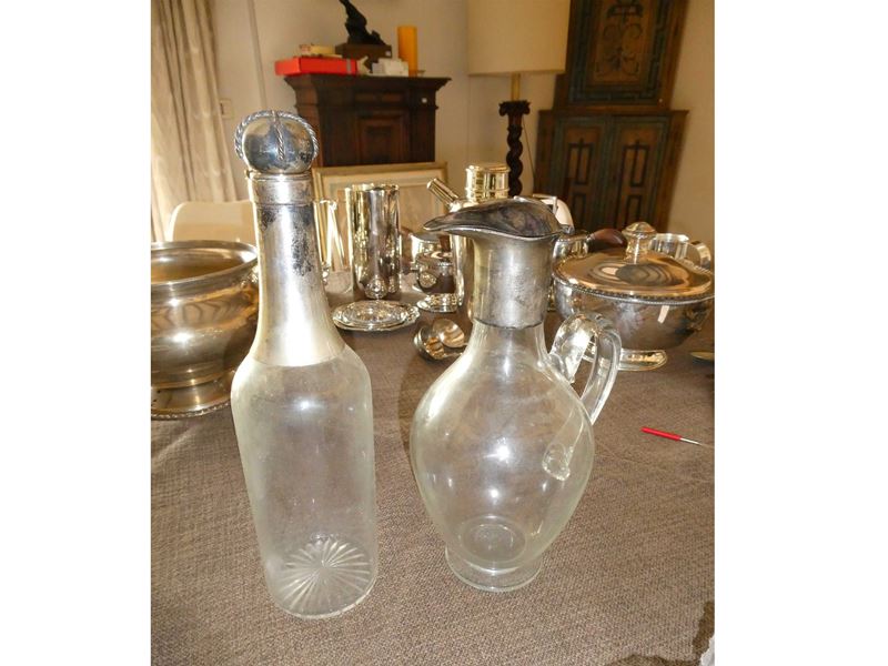 Lotto di accessori da tavola, bottiglia e caraffa in cristallo e argento, posate in metallo argen...