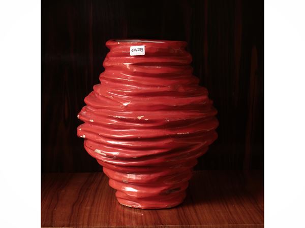 Vaso in ceramica di colore rosso