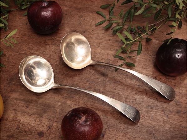 Coppia di piccoli ramaioli da salsiera in argento
