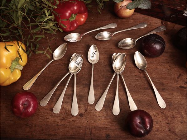 Serie di dodici cucchiaini in argento d'epoca