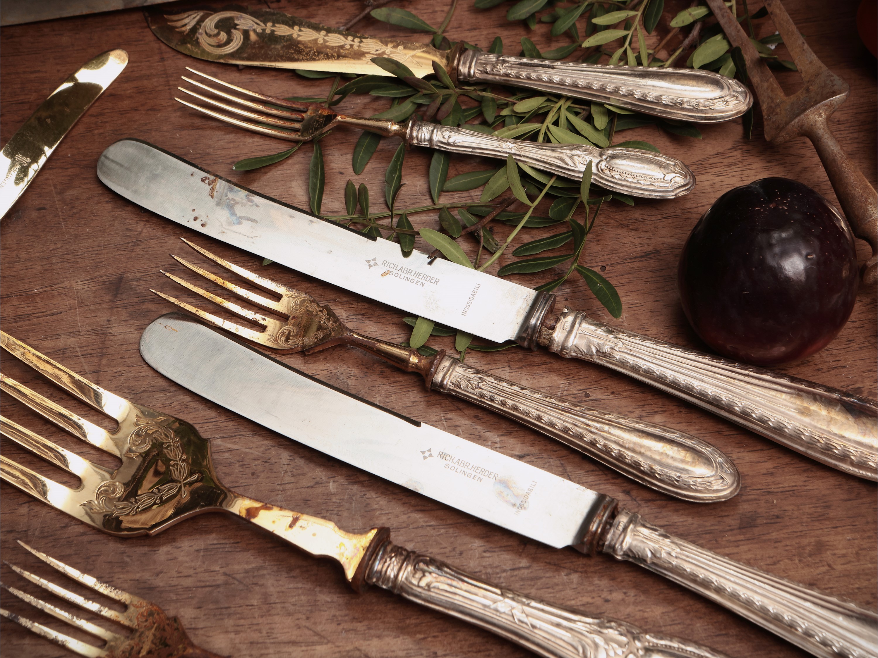 Miscellanea di posate di varie tipologie con manici rivestiti in argento