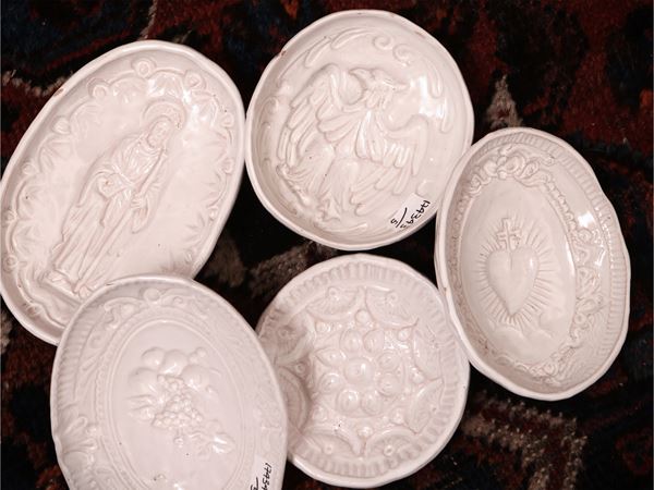 Raccolta di cinque formine in terracotta smaltata per gelo di melone e budini