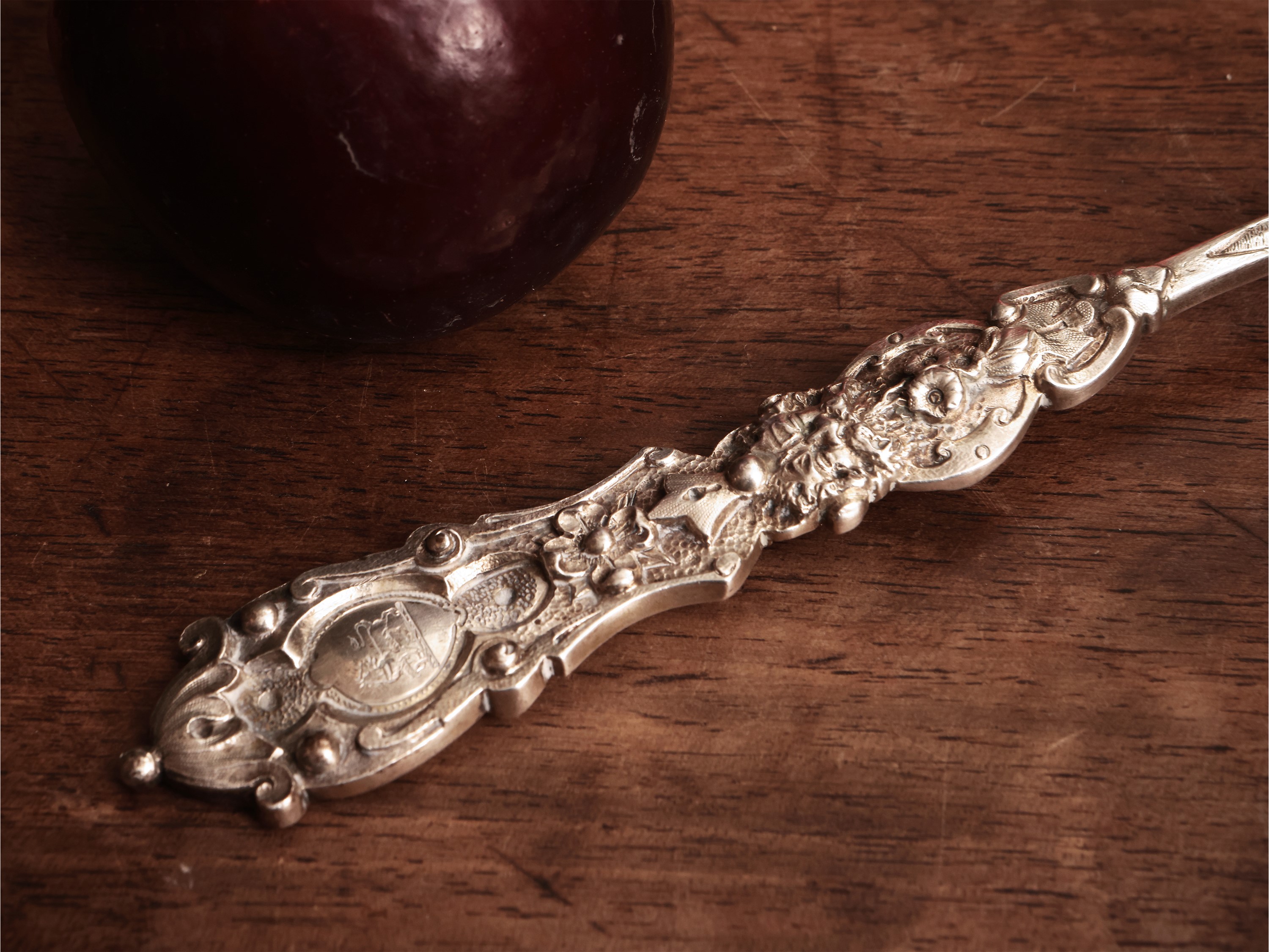 Cucchiaio vittoriano da confetti in argento cesellato