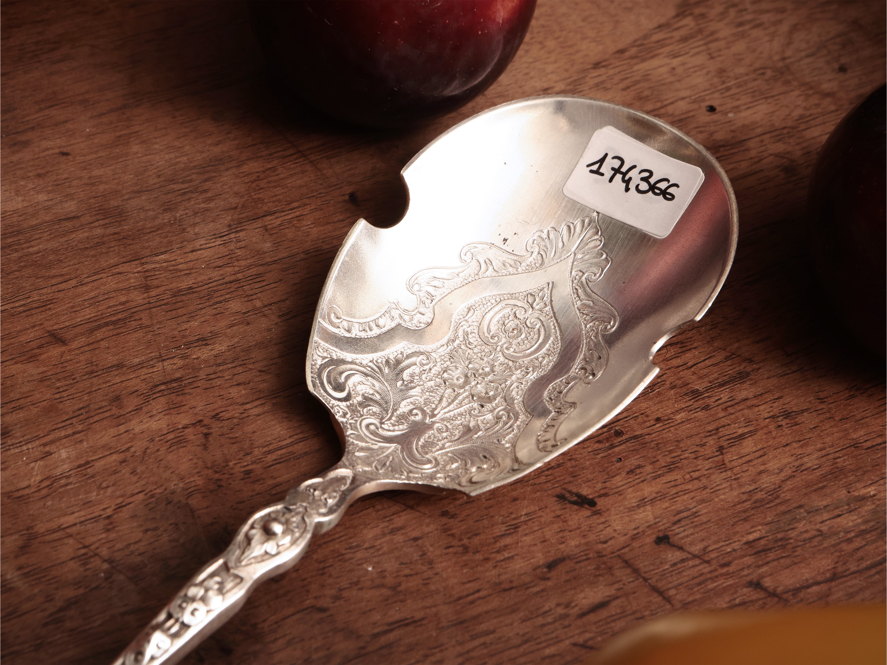 Cucchiaio vittoriano da confetti in argento cesellato