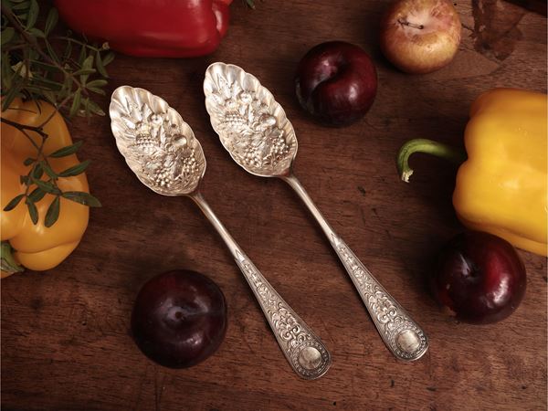 Coppia di posate da frutta in argento cesellato, Walker & Hall