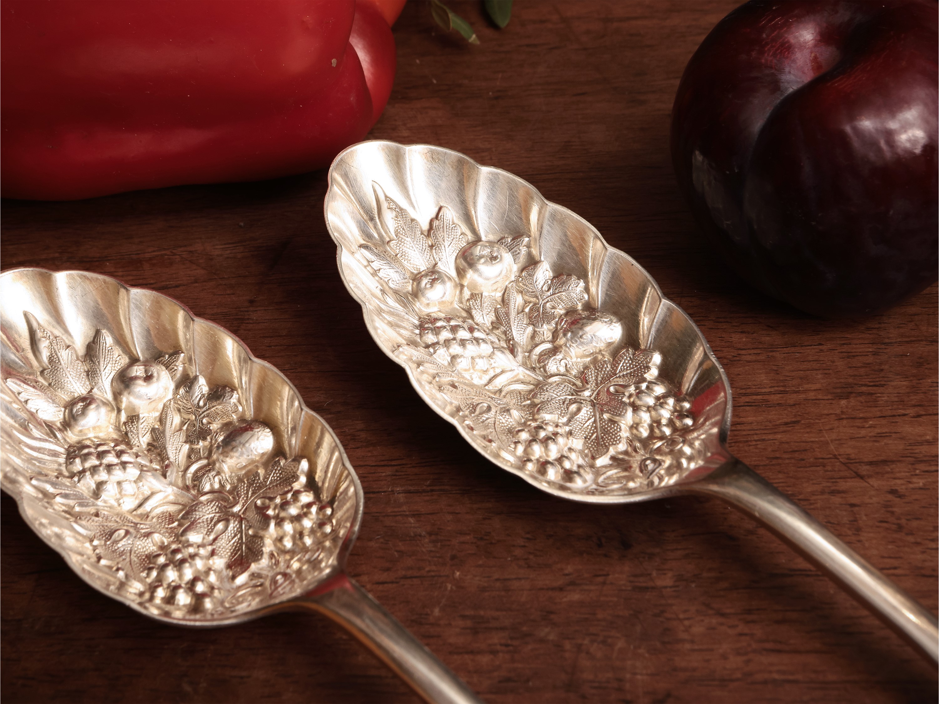 Coppia di posate da frutta in argento cesellato, Walker & Hall