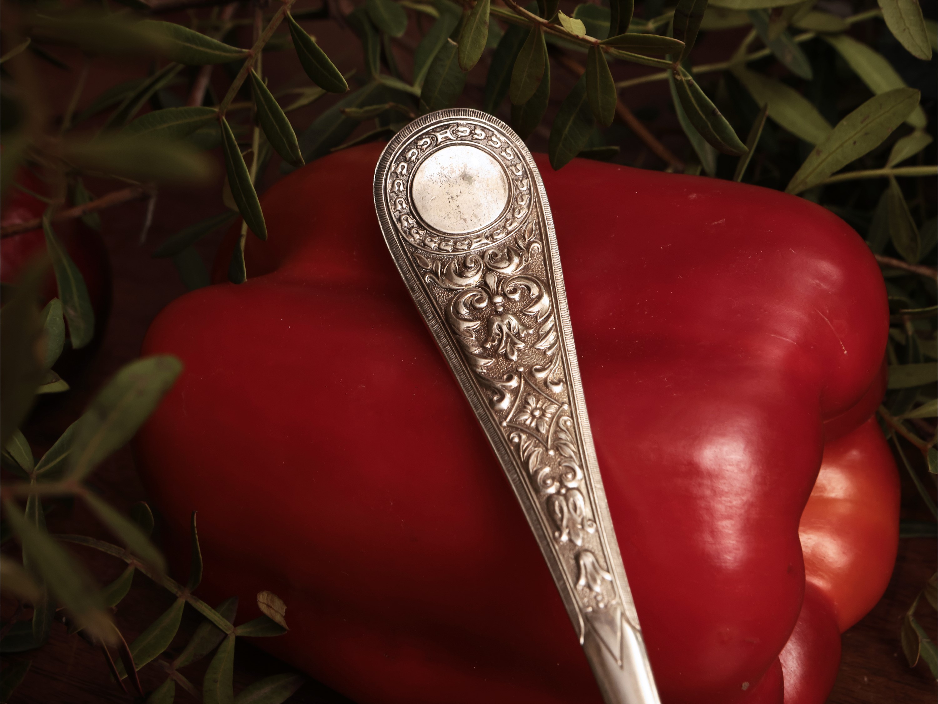 Coppia di posate da frutta in argento cesellato, Walker & Hall