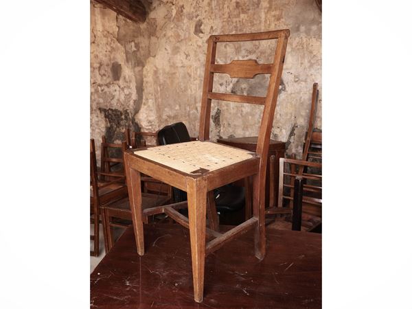 Serie di quattro sedie in noce e una poltroncina