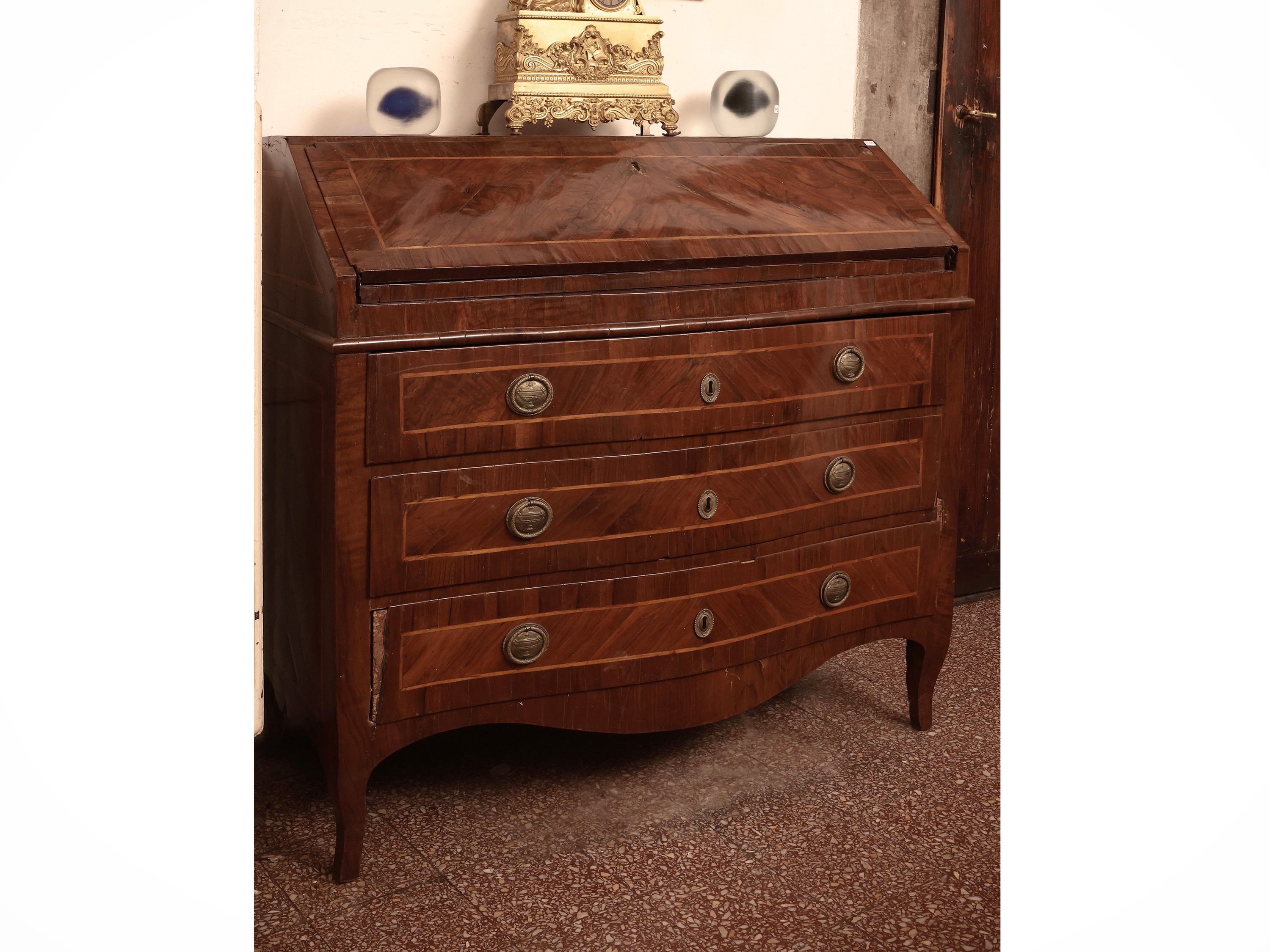 Cassettone a ribalta impiallacciato in piuma di noce