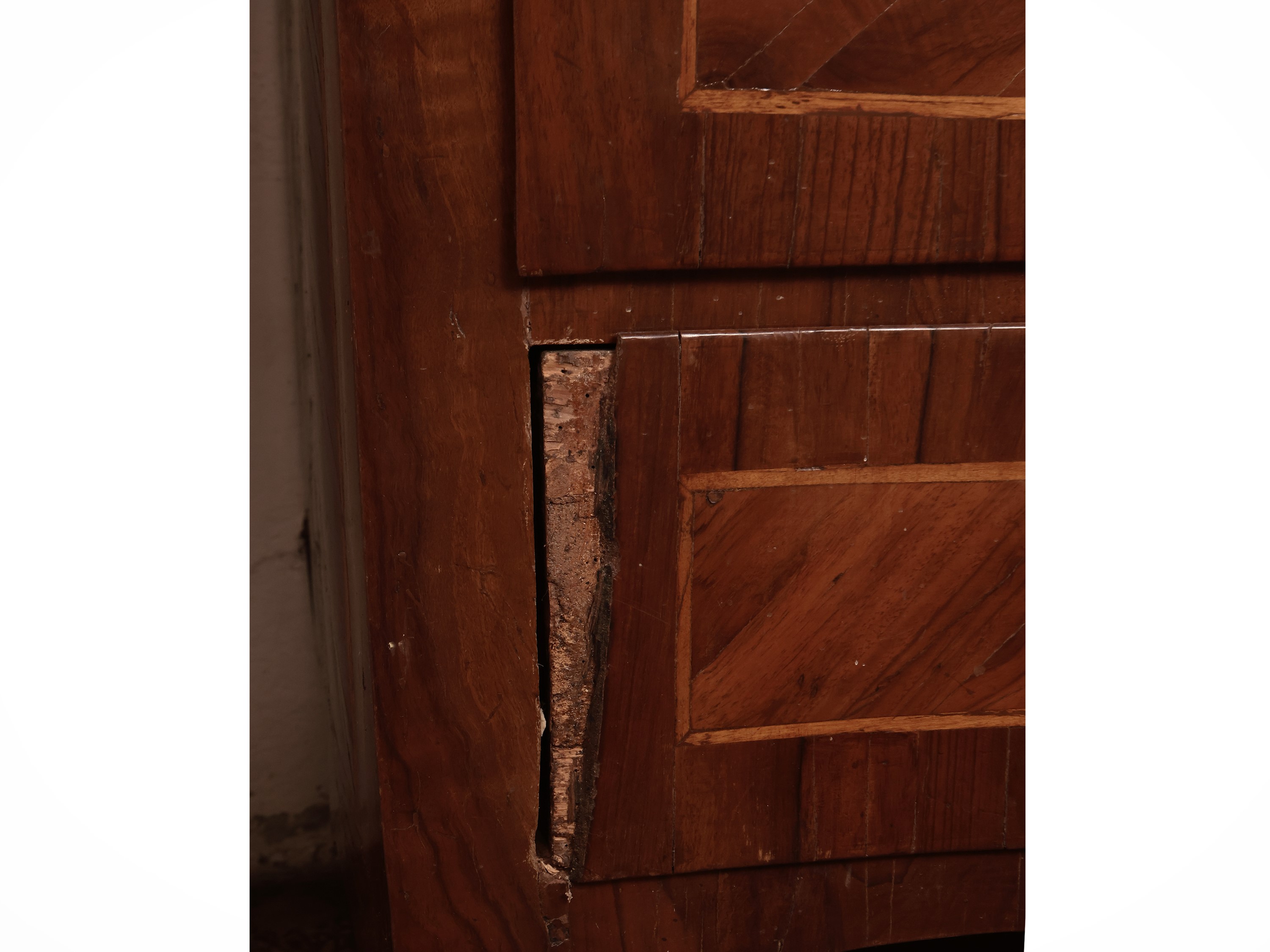 Cassettone a ribalta impiallacciato in piuma di noce