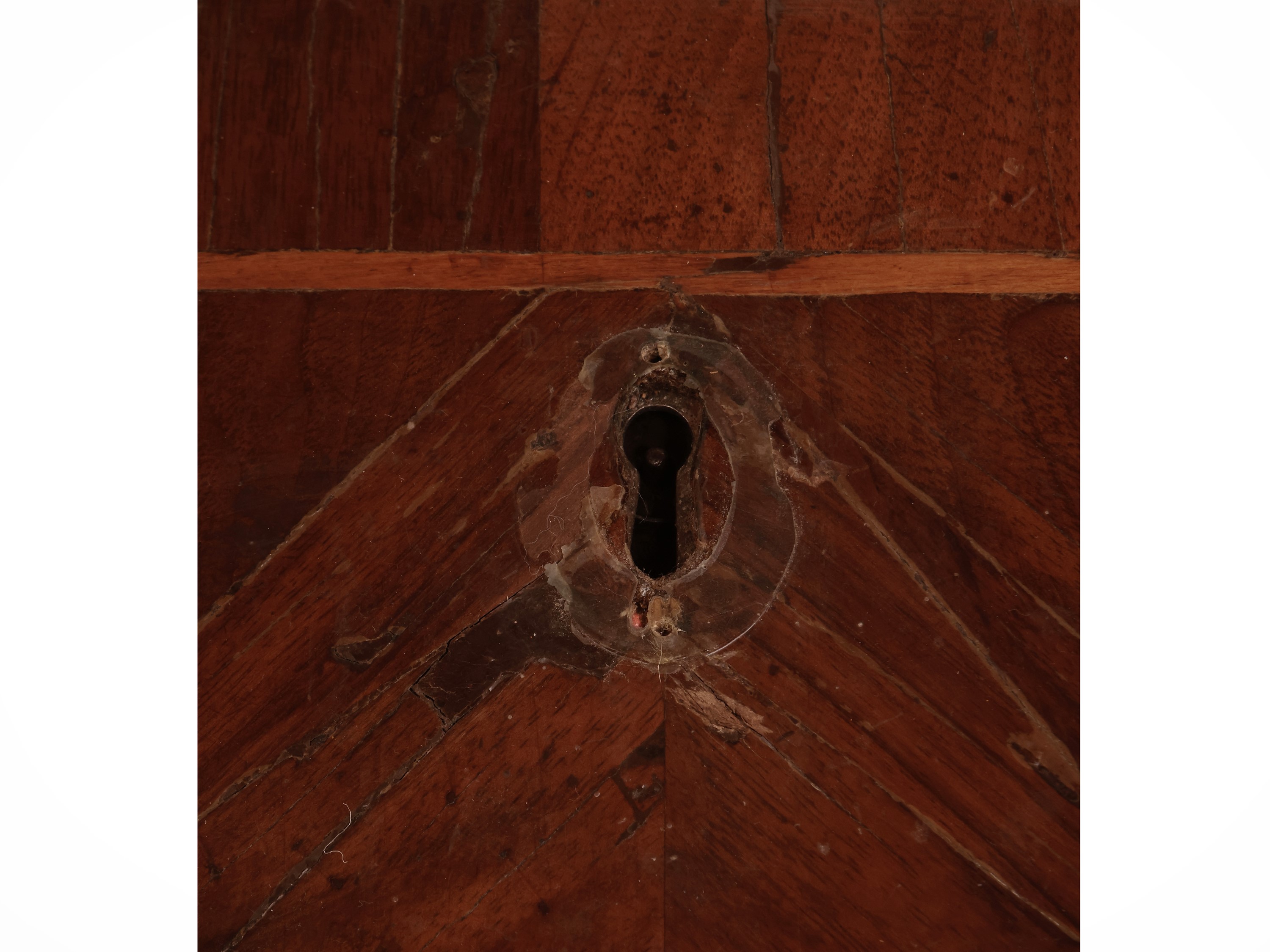 Cassettone a ribalta impiallacciato in piuma di noce