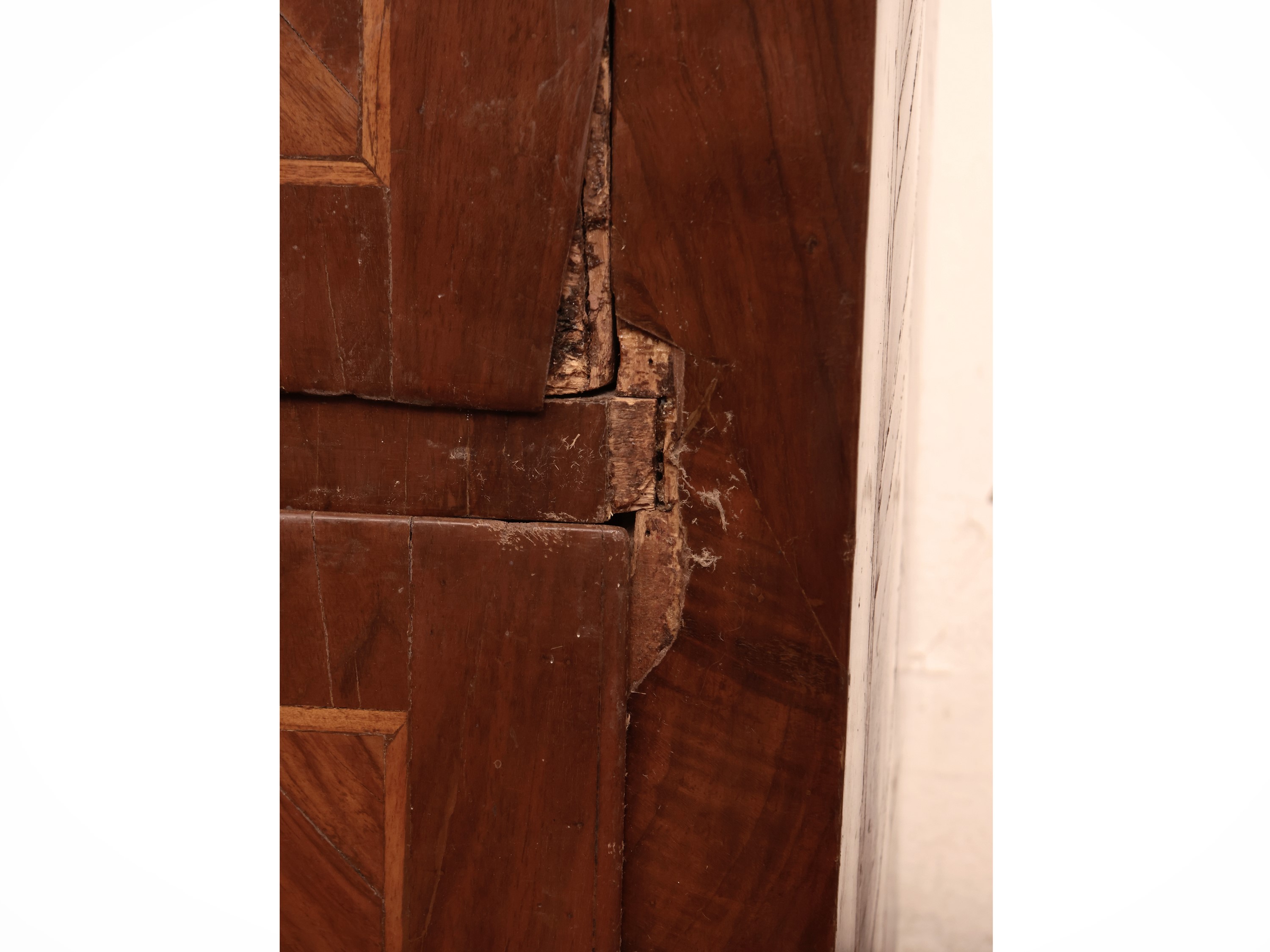 Cassettone a ribalta impiallacciato in piuma di noce