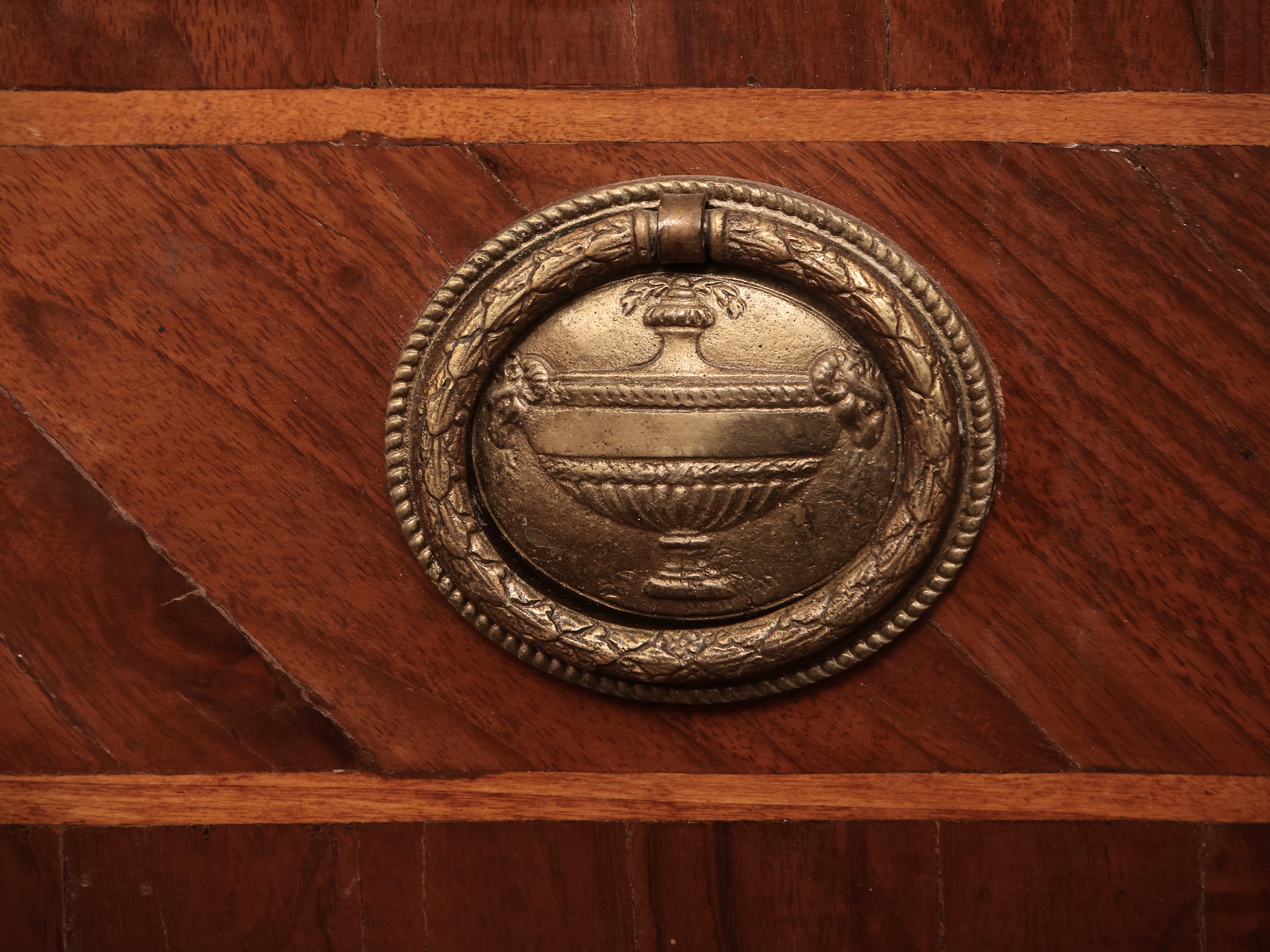 Cassettone a ribalta impiallacciato in piuma di noce