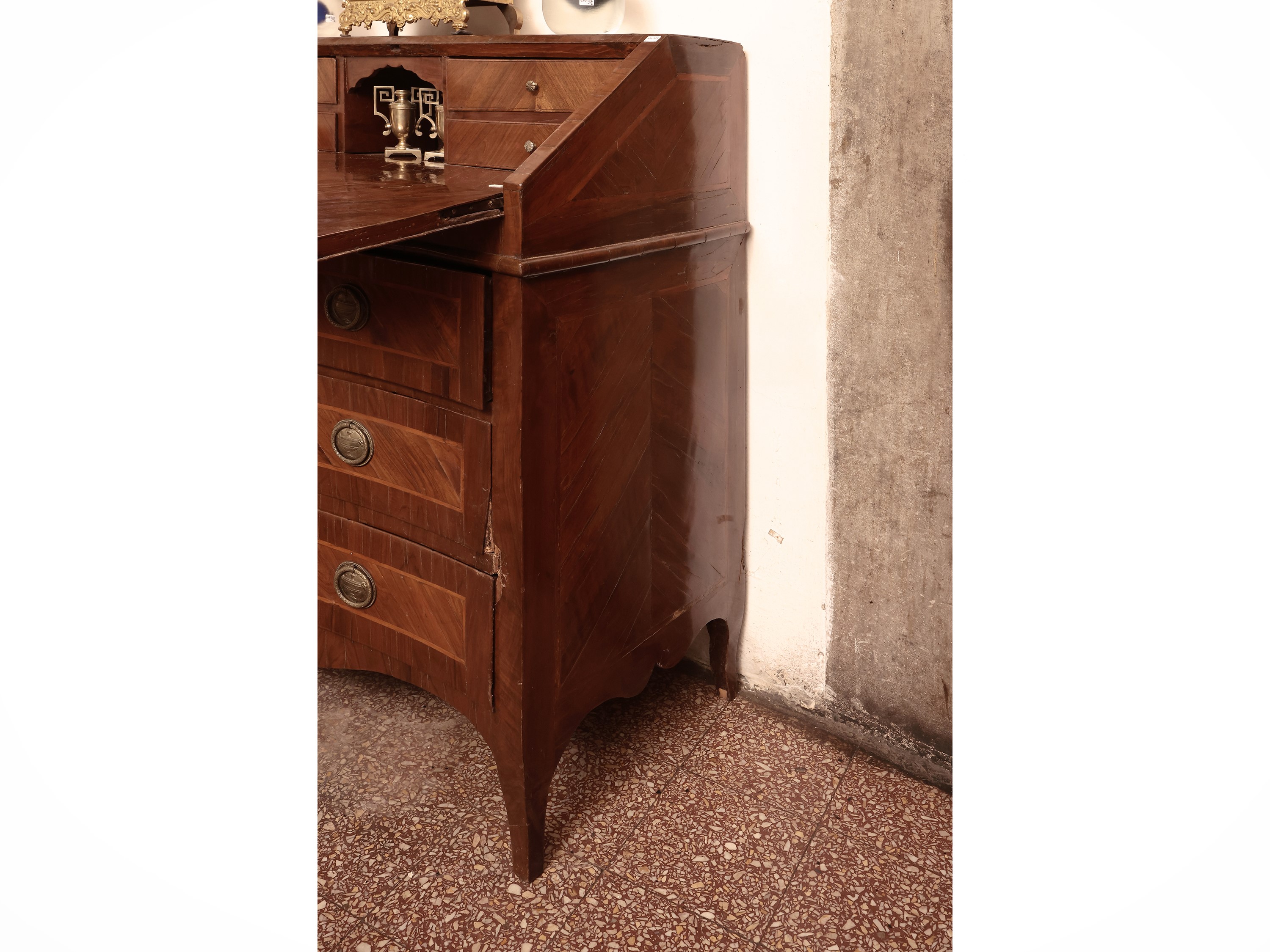 Cassettone a ribalta impiallacciato in piuma di noce