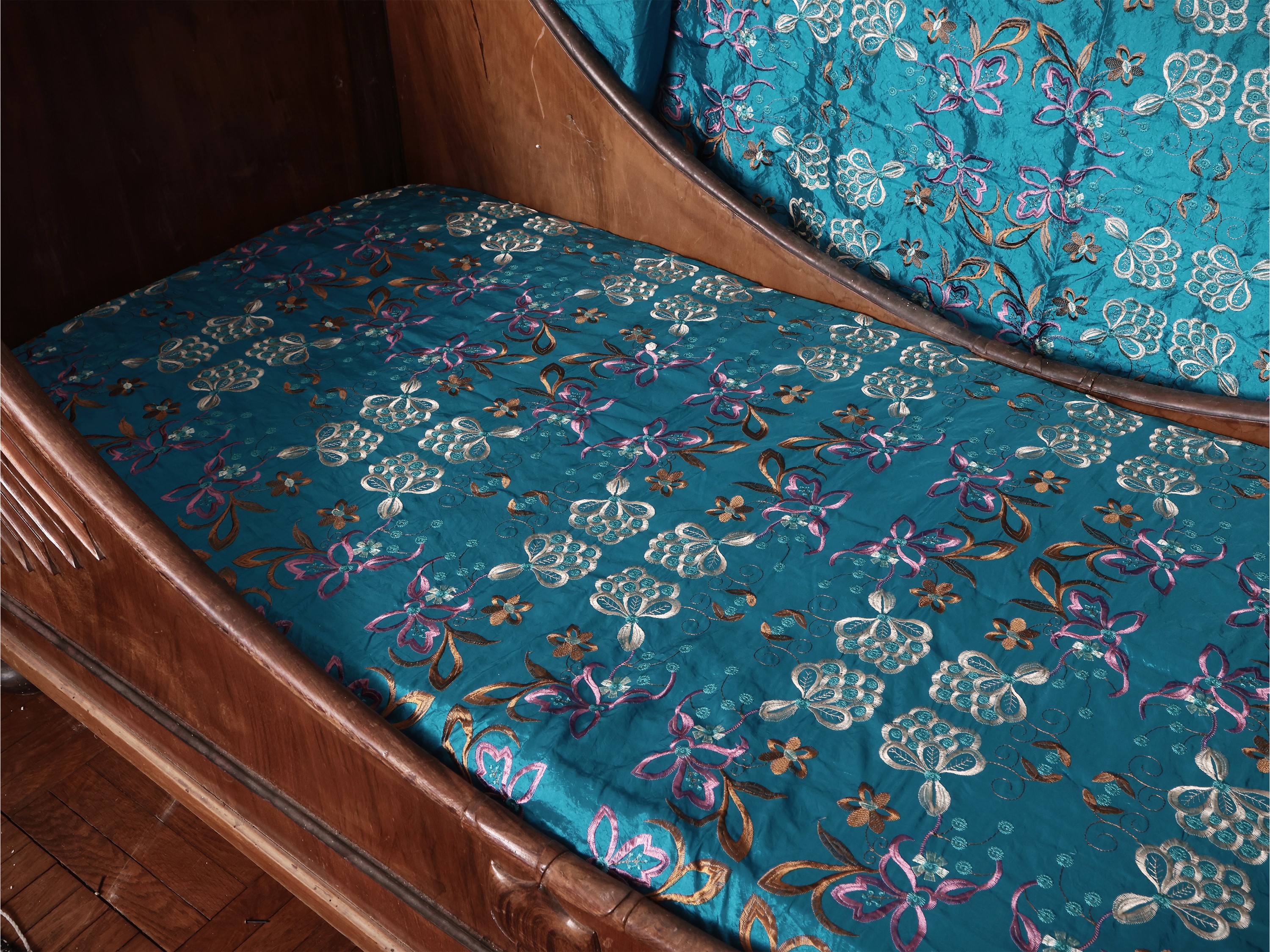 Letto singolo a barca in noce